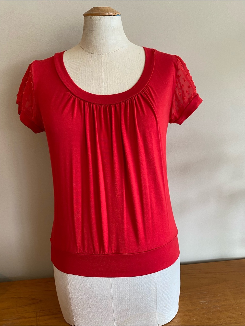 Red scooped neck jersey top with sheer puff sleeves and band at hem.
Small.❤️